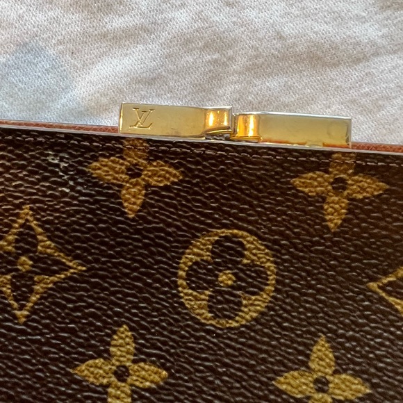 Luis Vuitton Authentic Long Vintage Kiss-lock Bifold Wallet - Picture 11 of 16